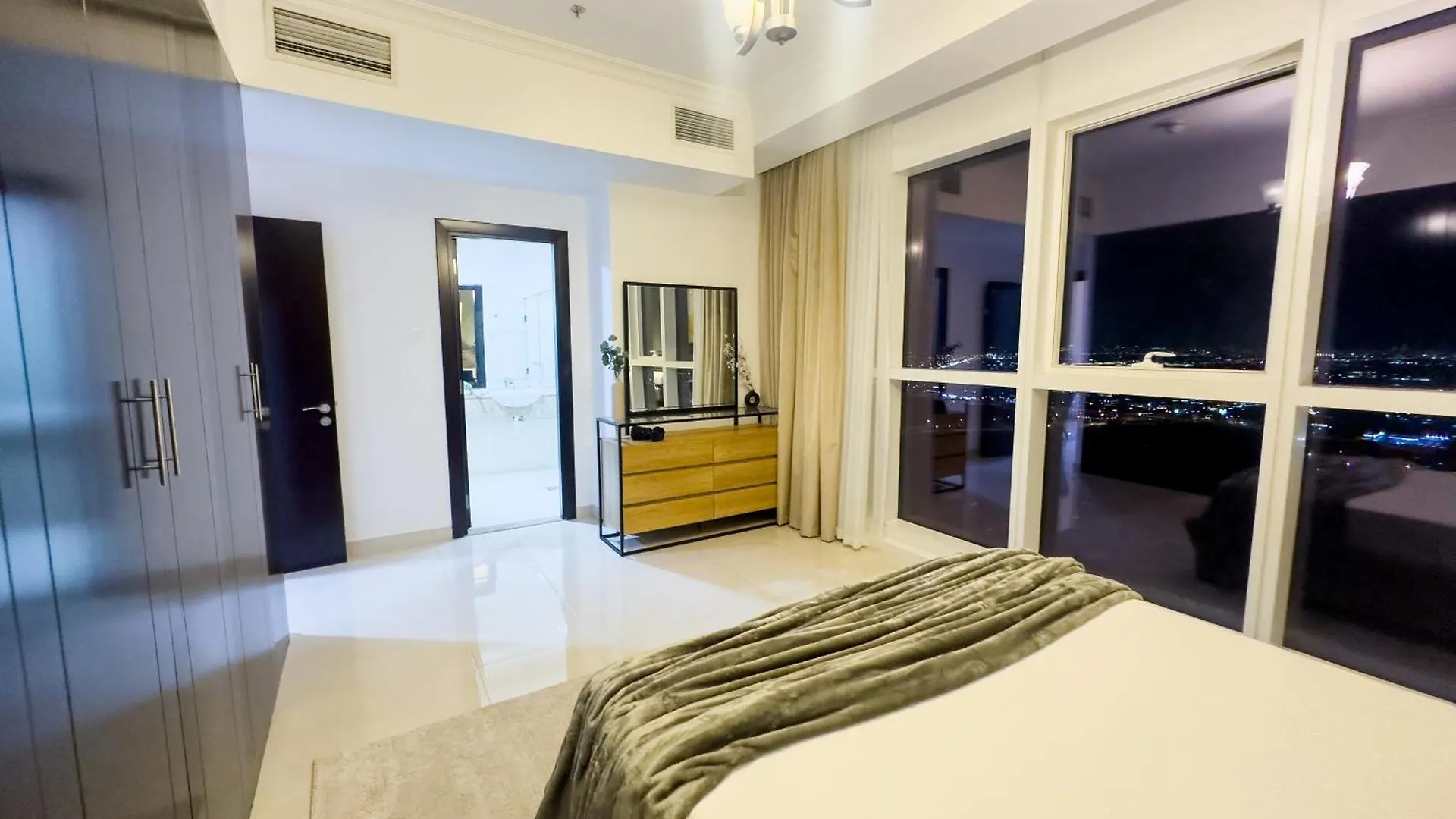 Luxury Apartment In Business Bay 5 People Dubai